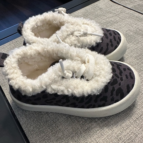 3/$30 95% new winter fleece leopard print baby sneakers/shoes - Picture 4 of 5